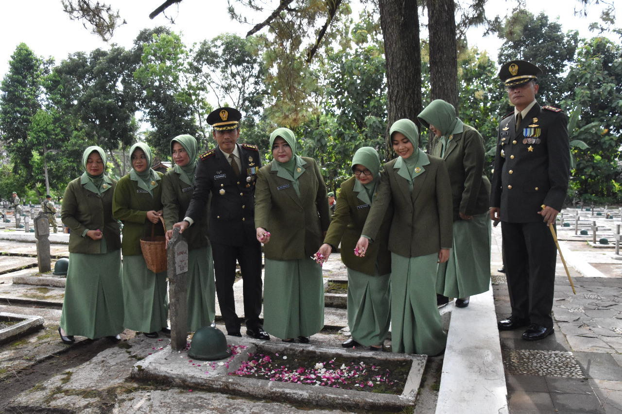 Peringatan HUT TNI Ke-77, Korem 073/Makutarama Gelar Ziarah Ke Makam Pahlawan